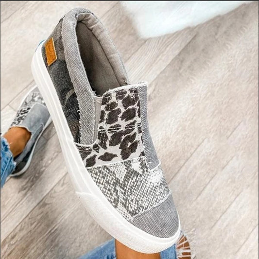 Flat slip-on shoes